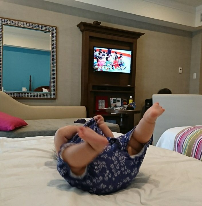 ホテル日航アリビラの部屋で寛ぐ赤ちゃん