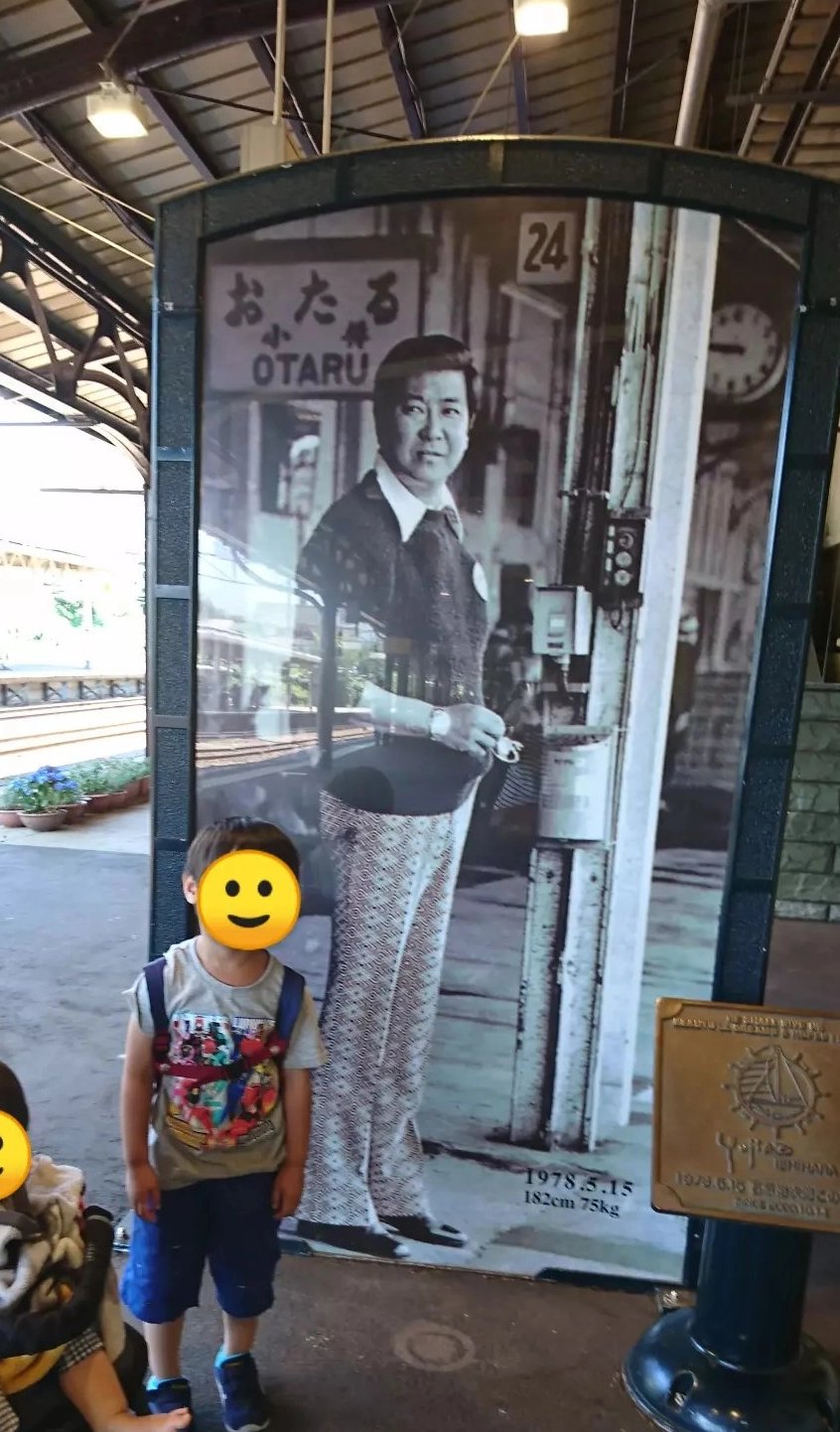 小樽駅にある石原裕次郎の写真パネル