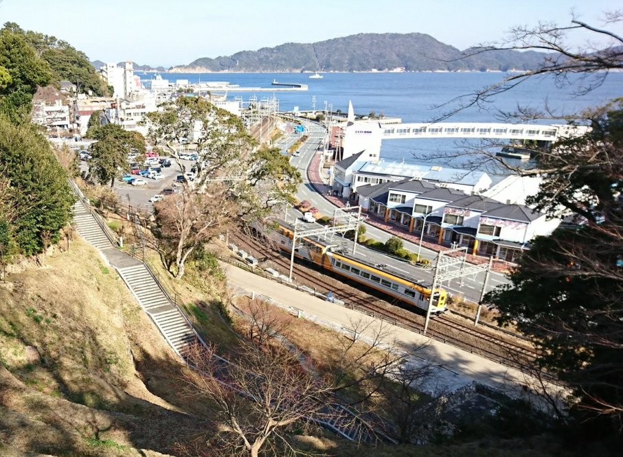 鳥羽城跡からの景色・海と電車