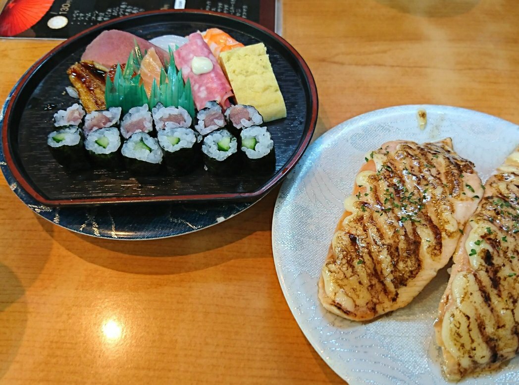くるくる寿司伊勢っ子の炙りサーモンとミニサイズのお寿司