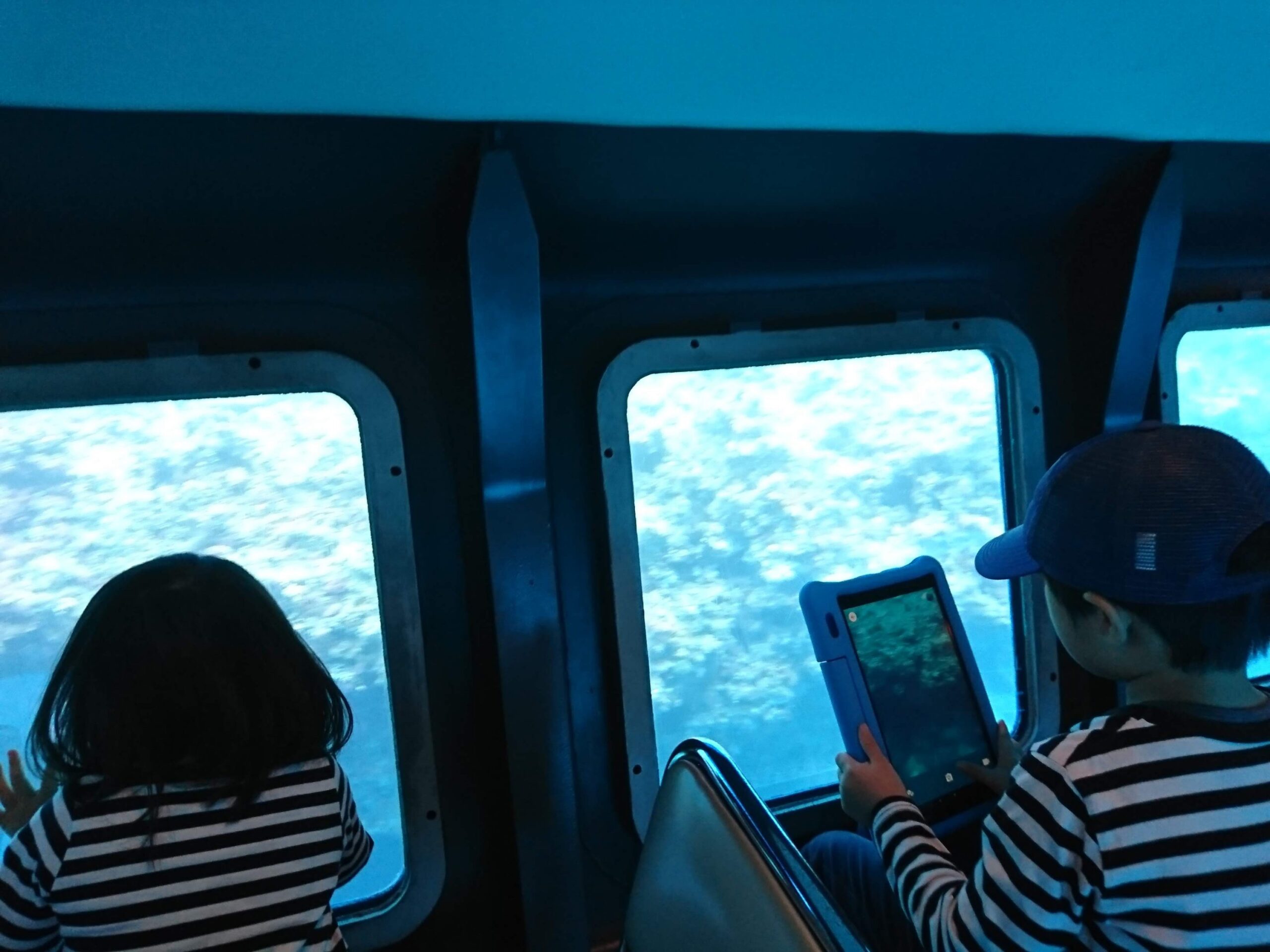 半潜水式水中観光船『シースカイ博愛』から海を見る子ども達