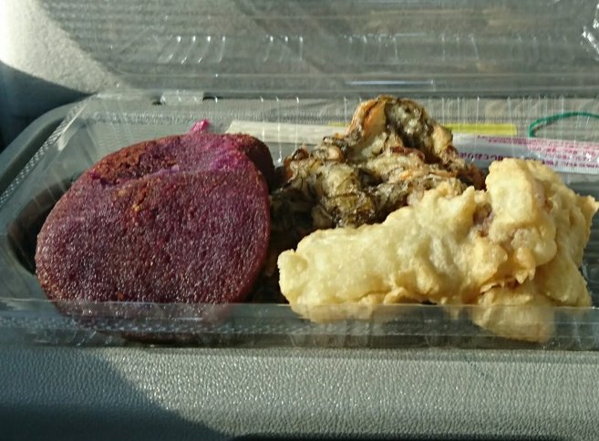 宮古島にあるイオンで購入した、紅いもの天ぷらともずくの天ぷらと魚の天ぷら。