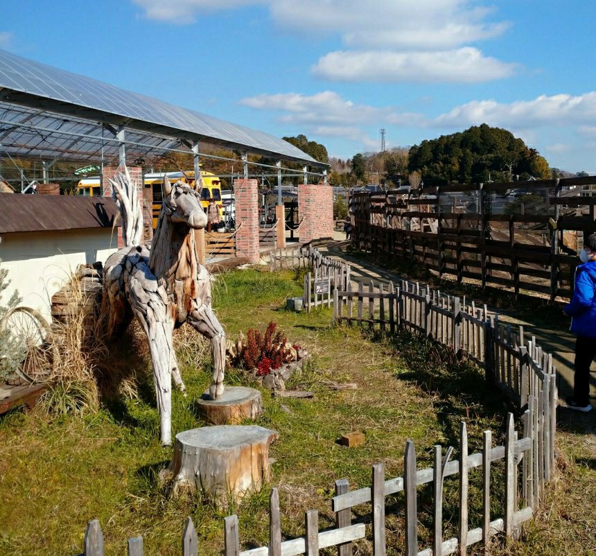 ザ・ファームユニバーサル大阪の木で作られた馬のオブジェ