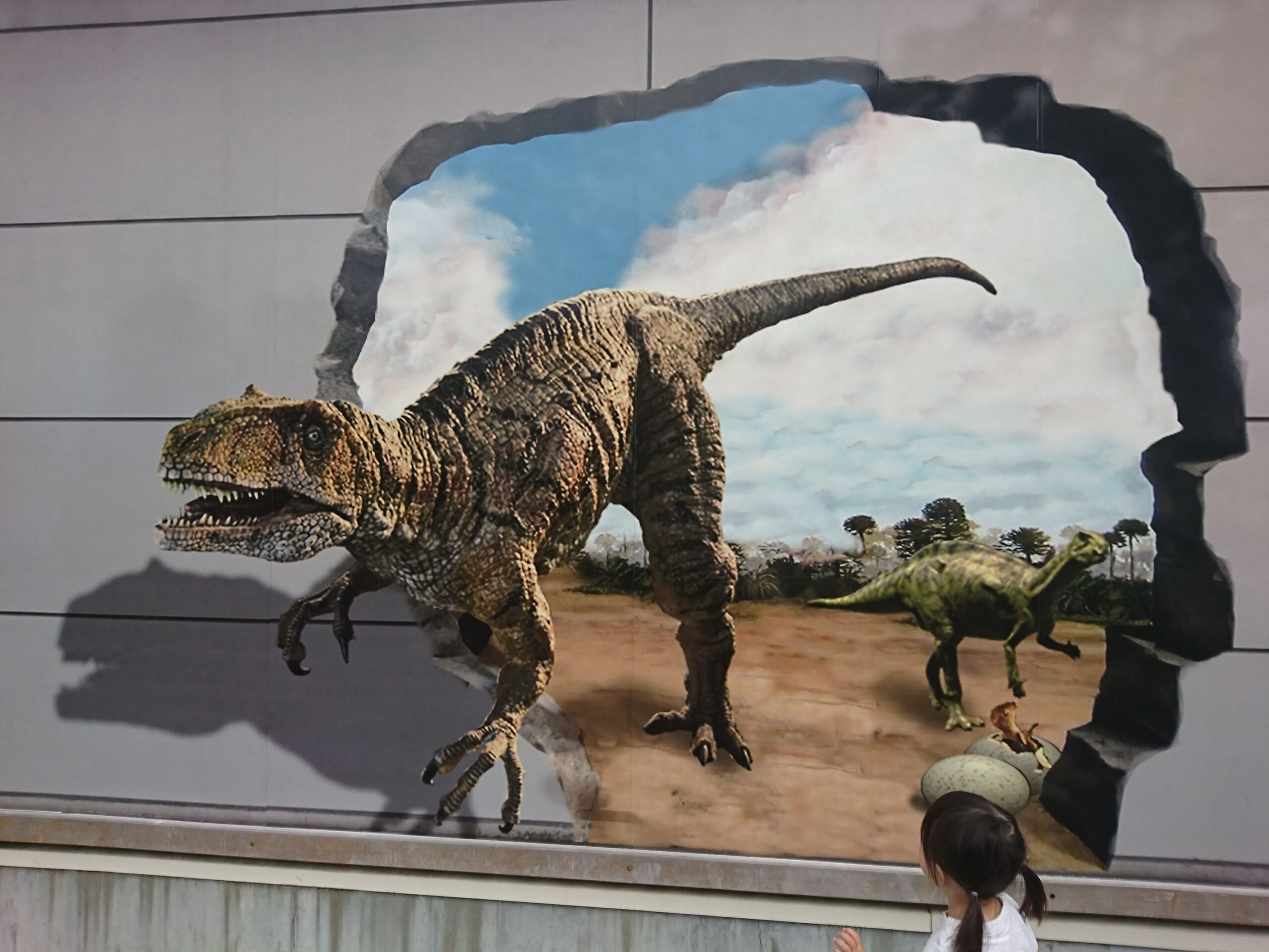 南条SAにある恐竜のトリックアート