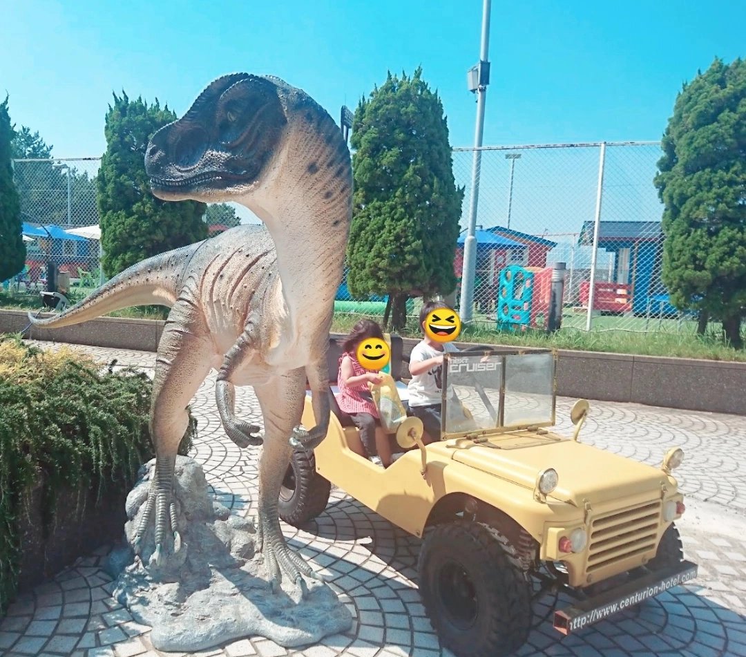 センチュリオンホテルリゾート＆スパ・テクノポート福井の恐竜オブジェと子ども達
