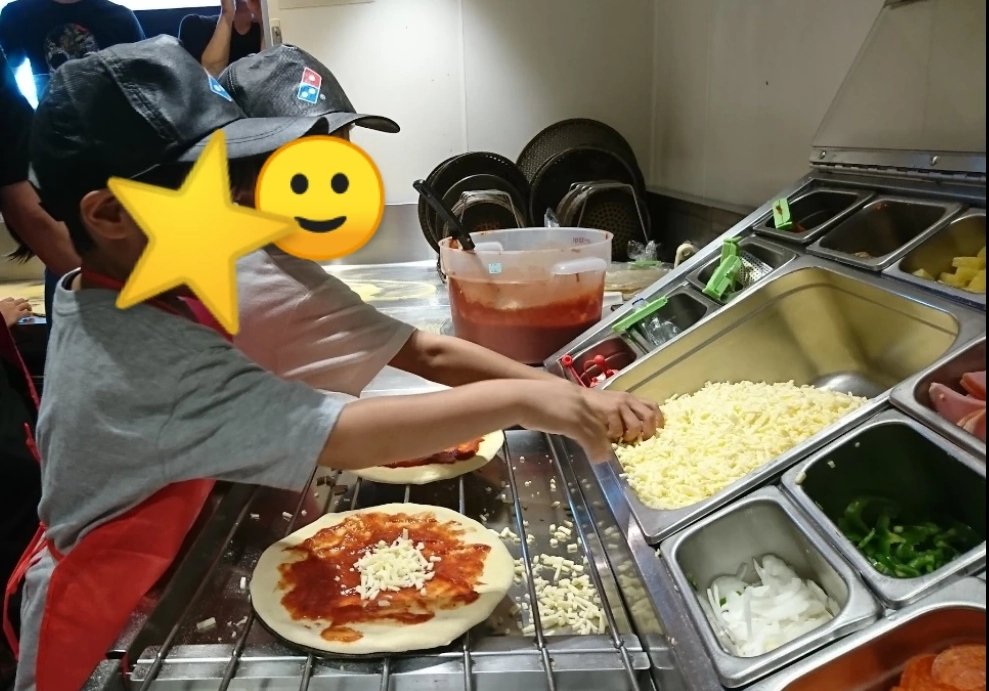 ドミノピザのピザアカデミーでピザ作り体験・チーズをのせる