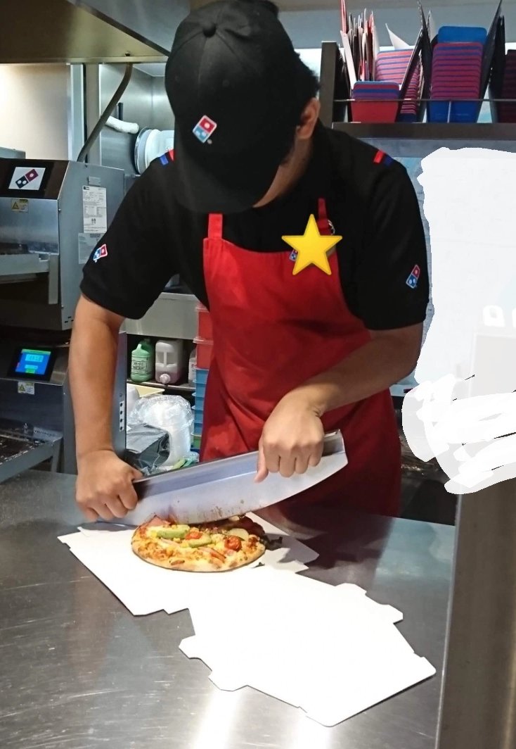 ドミノピザのピザアカデミーのピザ作り体験・ピザをカット