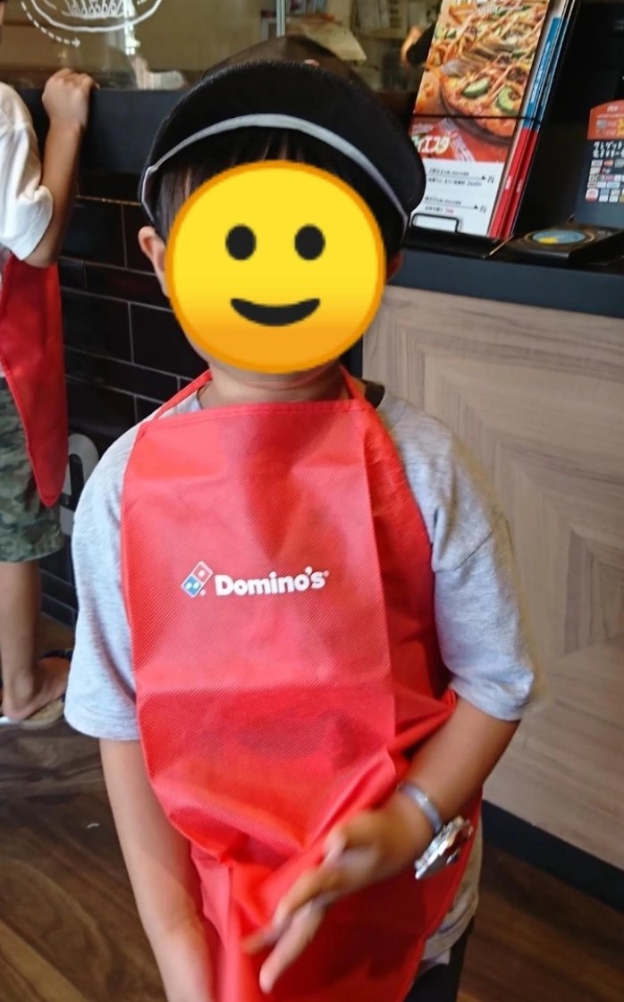 ドミノピザのピザアカデミーに参加する５歳児