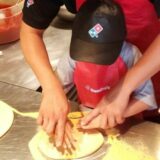子どもと一緒にピザ作りの職業体験！〜ドミノピザのピザアカデミーへ〜