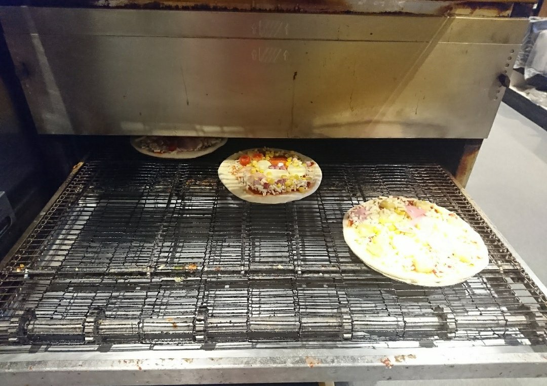 ドミノピザのピザアカデミーでピザ作り体験・オーブンに入るピザ