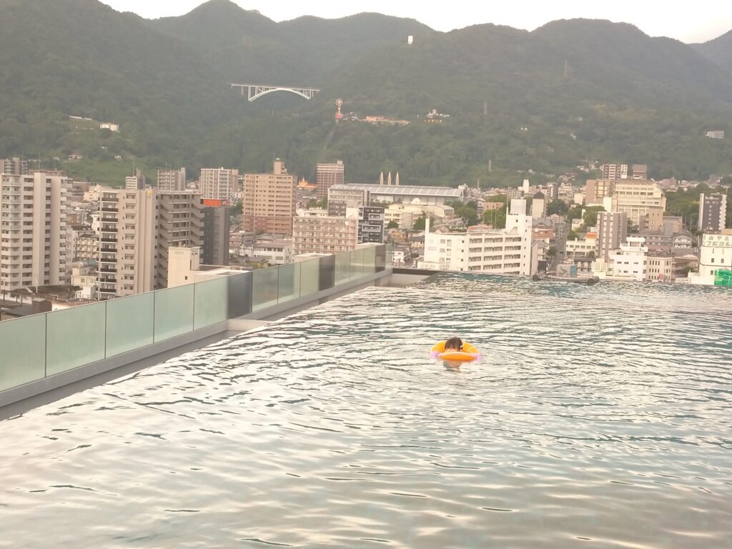 ホテルアマネク別府ゆらりの屋上にあるインフィニティプールで泳ぐ5歳児