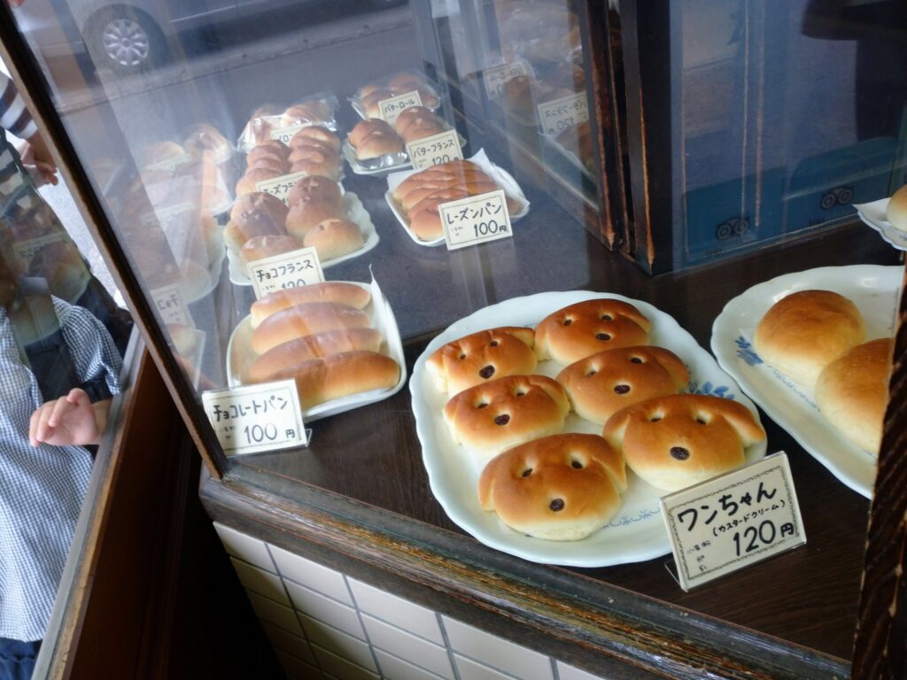 別府の老舗パン屋・友永パン屋の店頭に並ぶパン