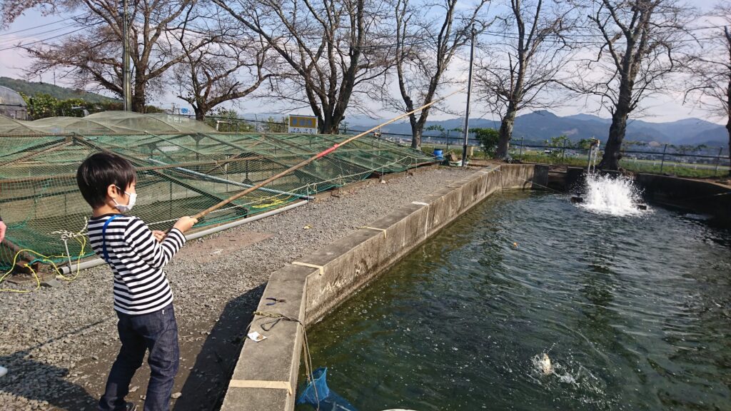 滋賀の南郷水産センター・魚が釣れた７歳の息子