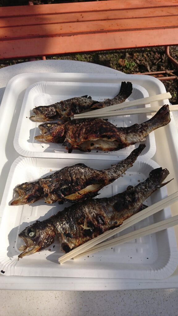 滋賀の南郷水産センター・釣れたマスを炭火焼で調理してもらいました。