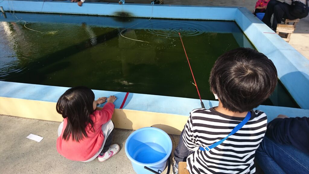 滋賀の南郷水産センター・魚が釣れるのを待つ３才児と７歳児