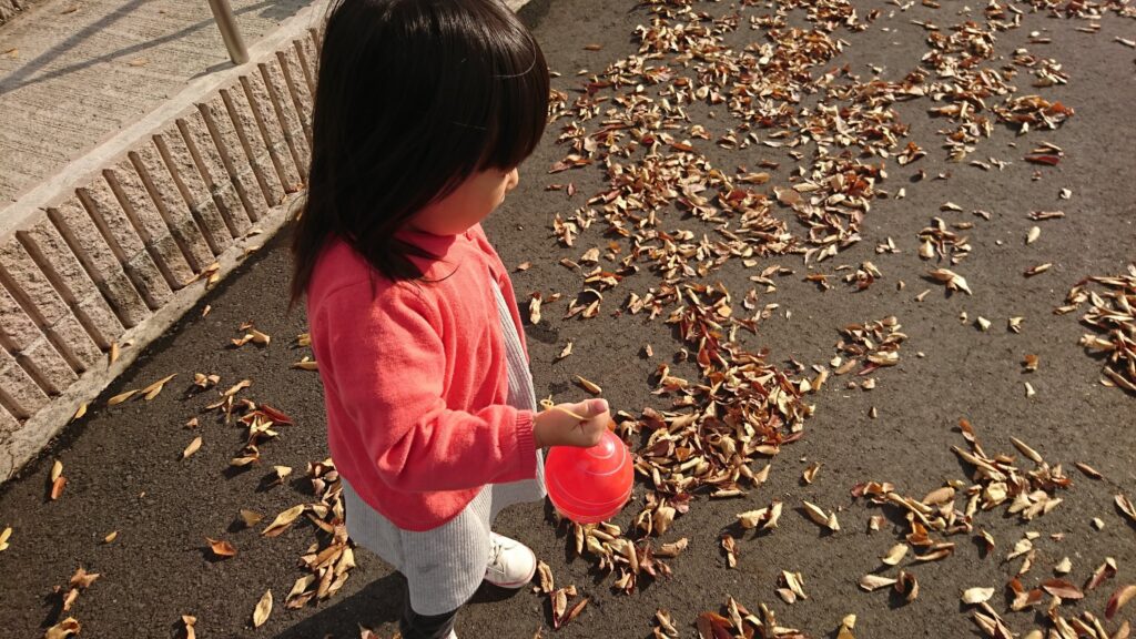 滋賀の南郷水産センター・ヨーヨーを持ち歩く３歳の娘。