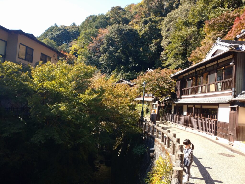箕面大滝までお散歩。もみじの天ぷらを食べる５歳児