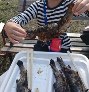 滋賀の南郷水産センター・調理してもらった鱒をつかむ７歳の息子