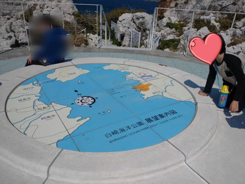 日本(和歌山)のエーゲ海、白崎海洋公園の展望台にある、展望案内図。