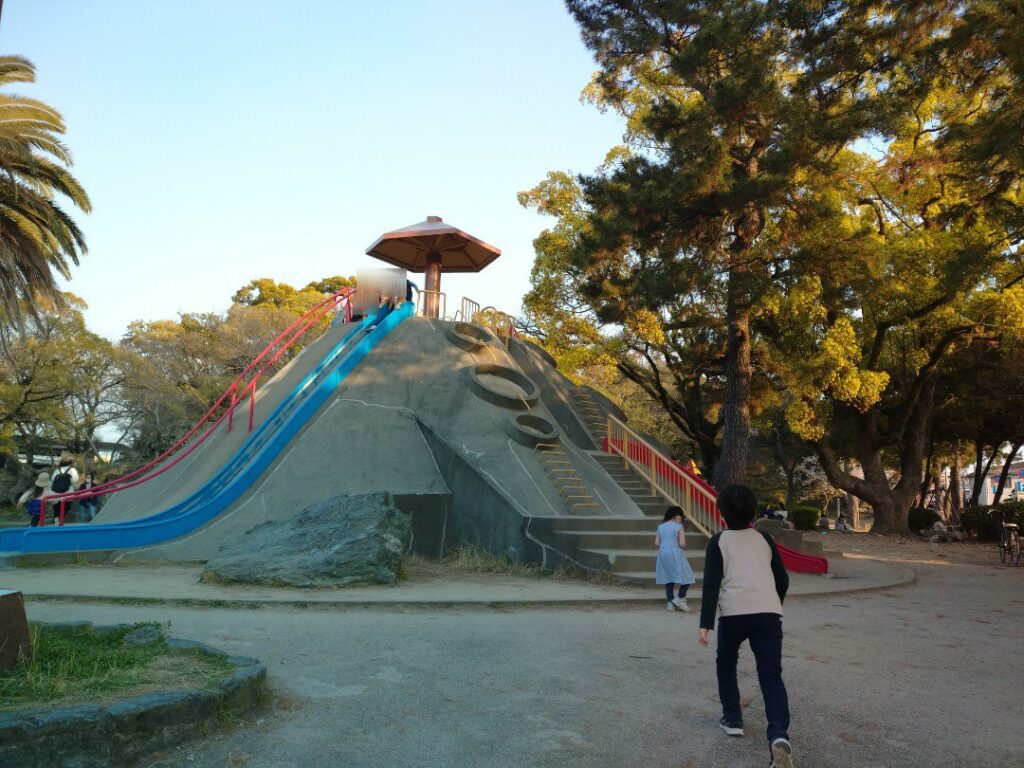 和歌山城の向かい側にある岡公園・遊具が大きい。滑り台がフリーフォールみたい。