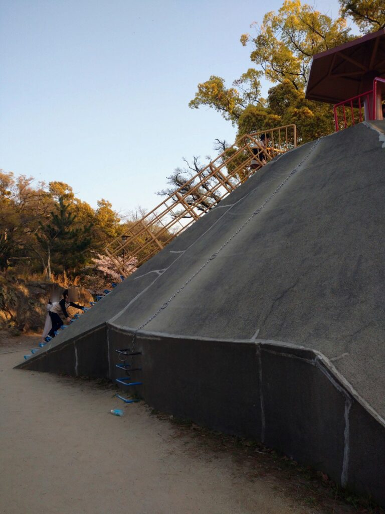 和歌山城の向かい側にある岡公園。滑り台の裏側も、角度がすごい。