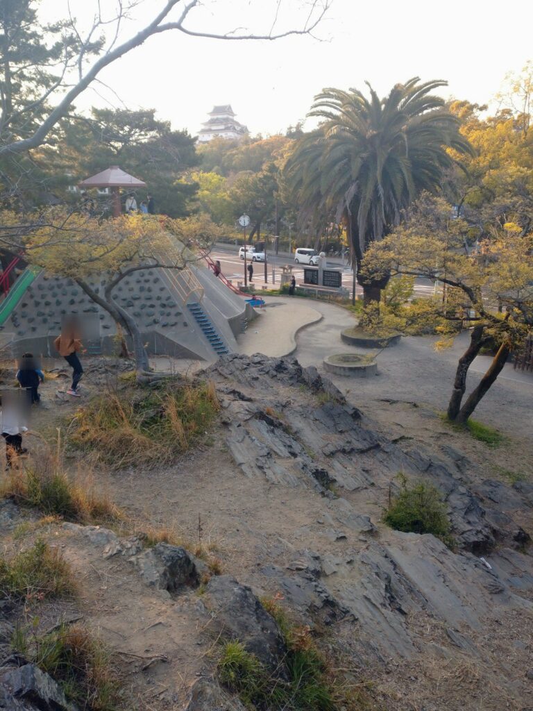 和歌山城の向かい側にある岡公園・岩を登る遊具(?)を登った上からの景色。和歌山城が見える。