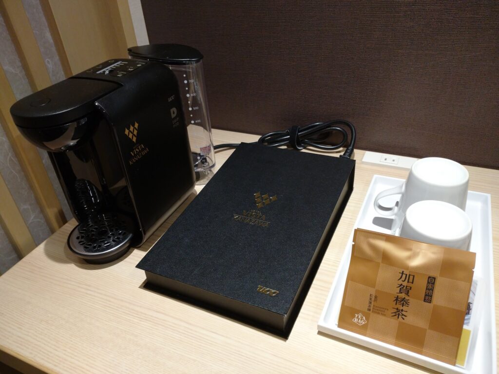 金沢駅近くのホテルビスタ金沢。
スーペリアツインルームのお茶セット。