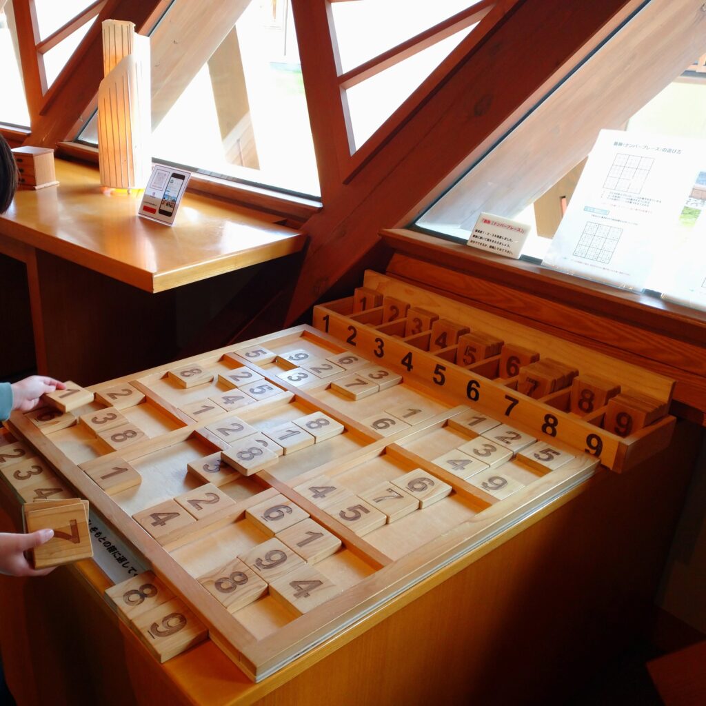 金沢大野町にある、からくり記念館の館内にある木製のナンプレ