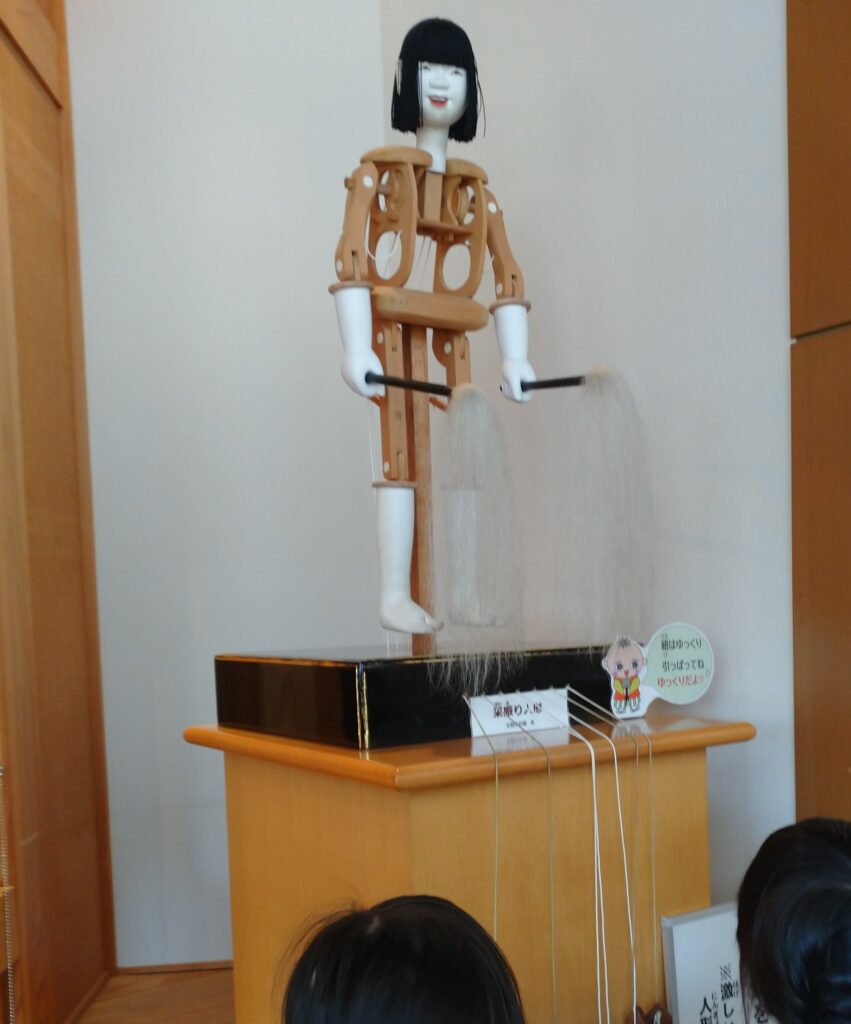 金沢大野町にある、からくり記念館の館内に展示されている、仕組みがわかるからくり人形