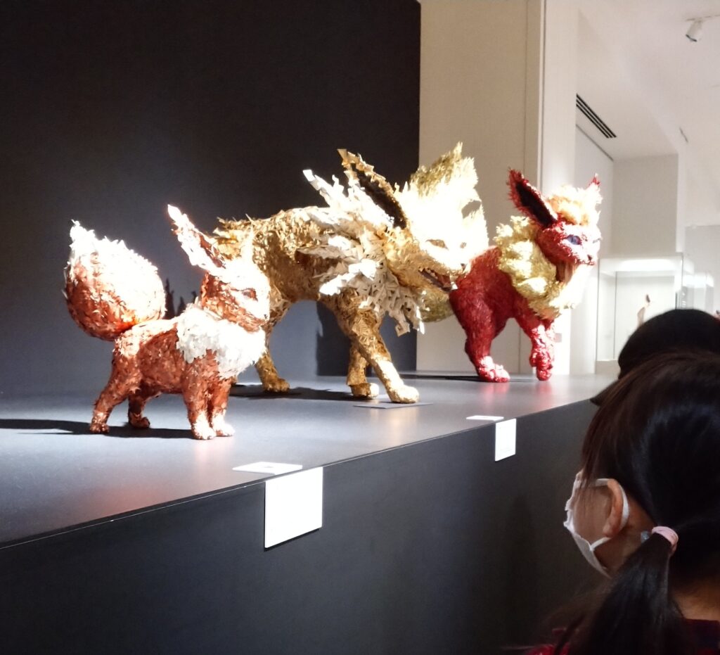 金沢国立工芸館で開催されているポケモンｘ工芸展で展示されている、彫金のイーブイ・サンダース・ブースター