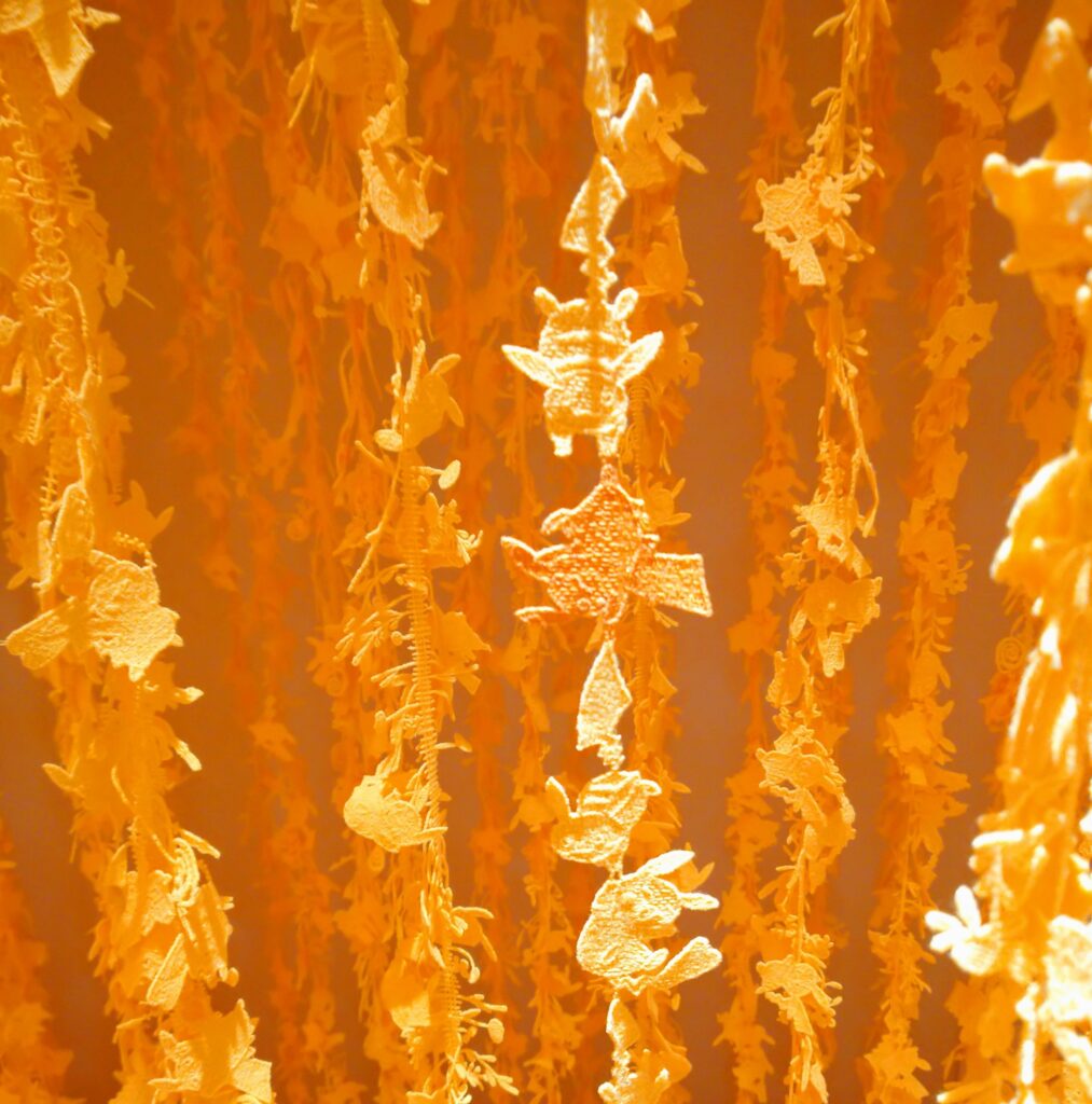 金沢国立工芸館で開催されているポケモンｘ工芸展の展示・ピカチュウの森。一色だけ違う色のピカチュウ。
