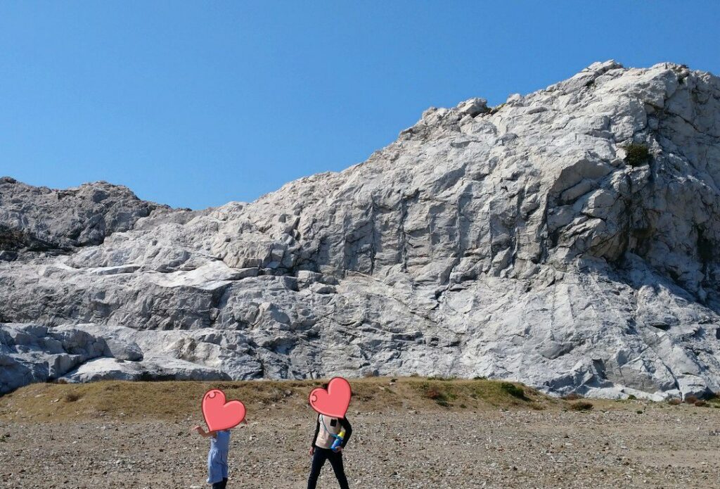 日本(和歌山)のエーゲ海、白崎海洋公園にて。
巨大な石灰岩と子ども達