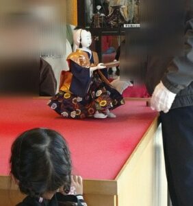 金沢大野町にある、からくり記念館で開催されている茶運びからくり人形の実演