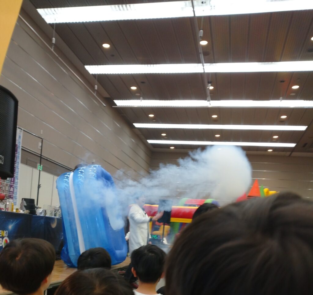 大阪ミネラルマルシェ2023にて。GENKILABOの市岡元気さんの実験ショー。ビッグな空気砲。