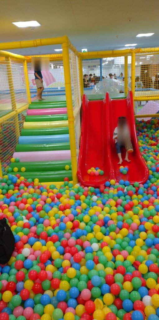 キッズUSランド大阪今福鶴見店の巨大アスレチック遊具の中は、滑り台とボールプール
