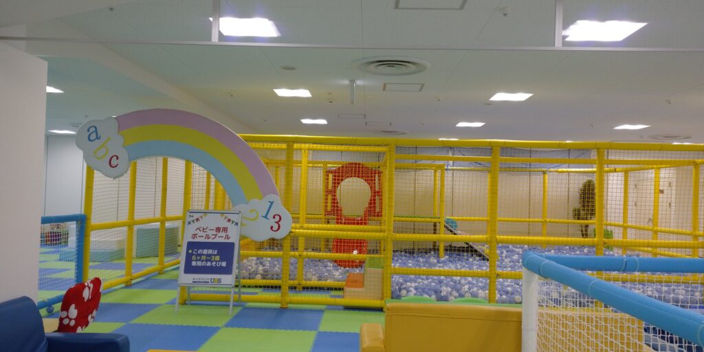 キッズUSランド大阪今福鶴見店のベビー専用ボールプール。
大きいお子さんとぶつかる心配がありませんね。