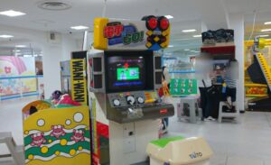 キッズUSランド大阪今福鶴見店のゲームコーナー。スタートボタンを押すとプレイ出来て、お金がかからない。シューティングゲームやレーシングゲーム、太鼓の達人などがある。