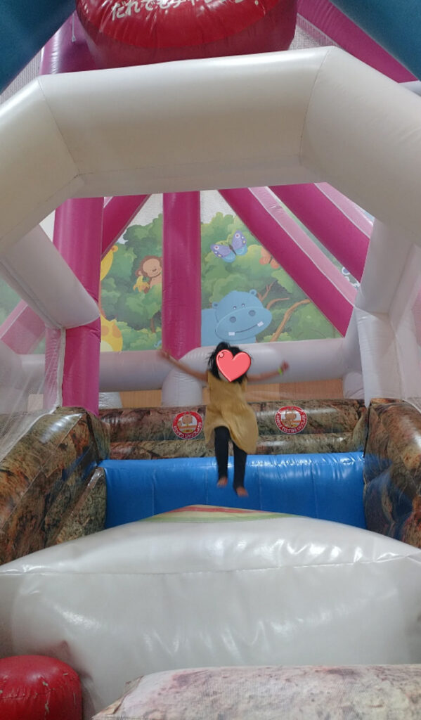 奈良健康ランド内にある室内遊び場『はしゃきっズ』巨大エア遊具