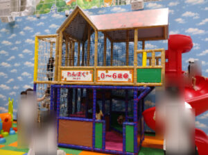奈良健康ランド内にある室内遊び場『はしゃきっズ』内にあるわんぱくコーナー。0〜6歳向けの遊具