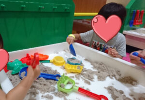 奈良健康ランド内にある室内遊び場『はしゃきっズ』お砂遊びコーナー
。ギネティックサンドを使用しておすなあそび。