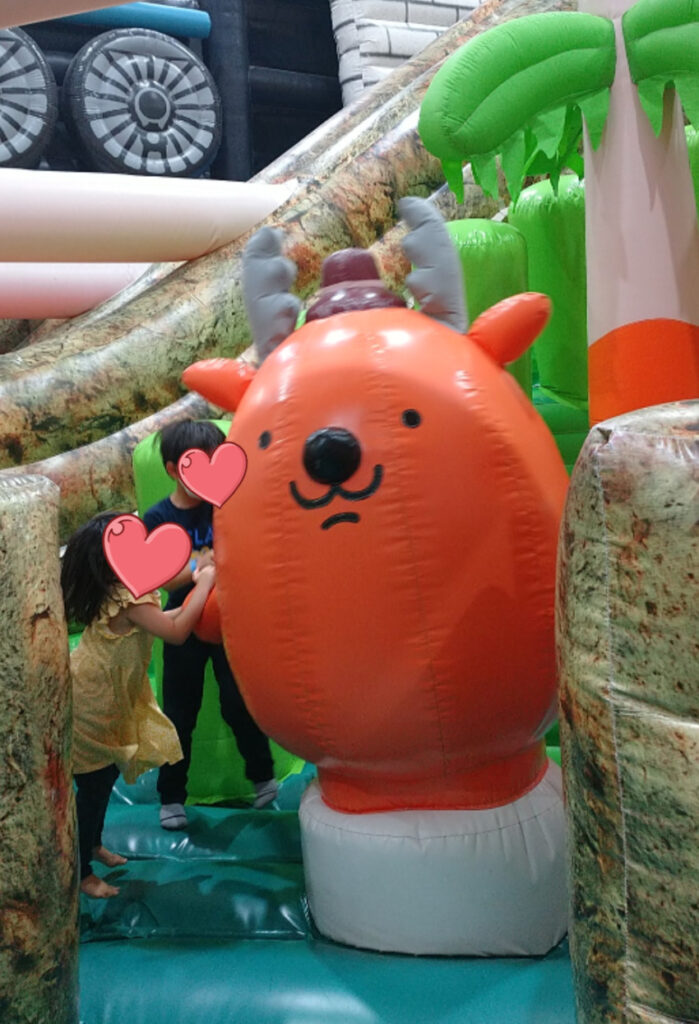 奈良健康ランド内にある室内遊び場『はしゃきっズ』巨大エア遊具に点在するフロロ。