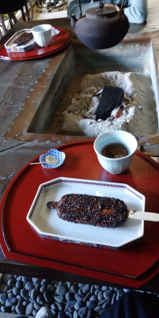 関戸峠の五平餅・ほうじ茶と生姜の甘酢漬けが付いてくる。