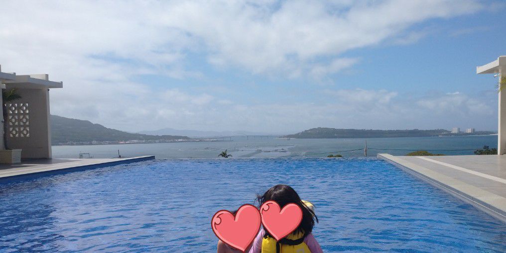 沖縄本島北部にある『アラマハイナコンドホテル』のインフィニティプール。海とプールがつながっているみたいな景色。