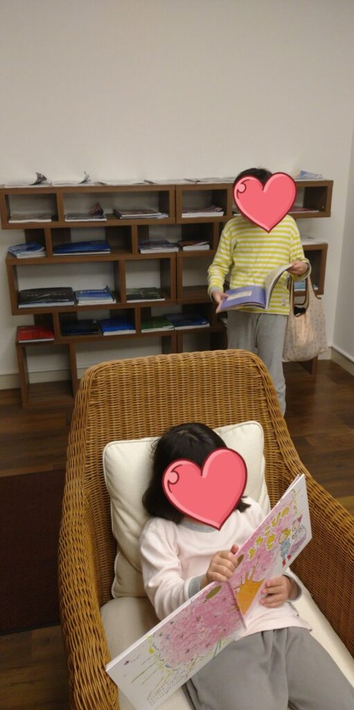 沖縄本島北部にある『アラマハイナコンドホテル』の休憩処で絵本や雑誌を読む子ども達。