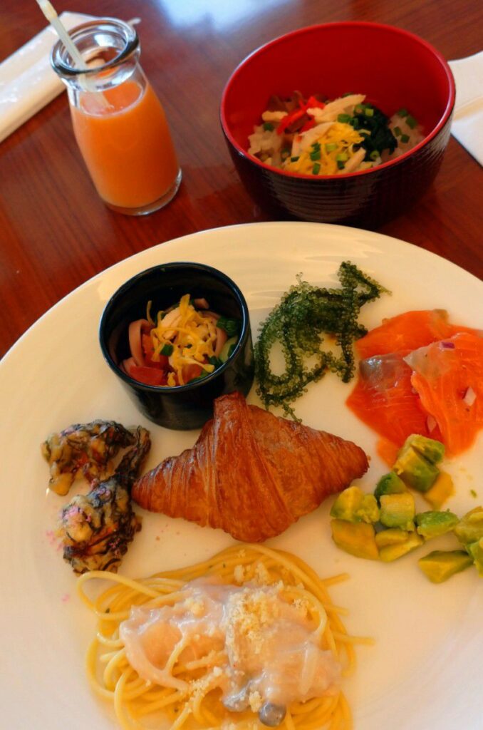 沖縄本島北部にあるアラマハイナコンドホテル・朝食ビュッフェ。この日のセルフコーナーは鶏飯