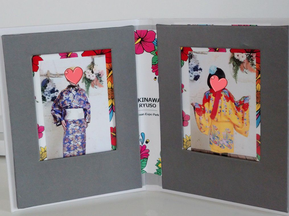 沖縄の海洋博公園内にある琉装体験でもらった写真カードをダイソーのフォトフレームで飾りました。