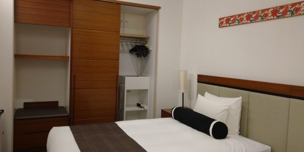 沖縄本島北部にあるアラマハイナコンドホテル・スーペリアツインルームのベッドルーム