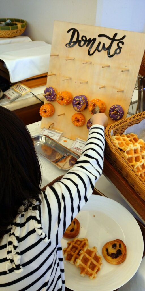 沖縄本島北部にあるアラマハイナコンドホテルの朝食バイキング・おしゃれはドーナツを取る娘7歳。