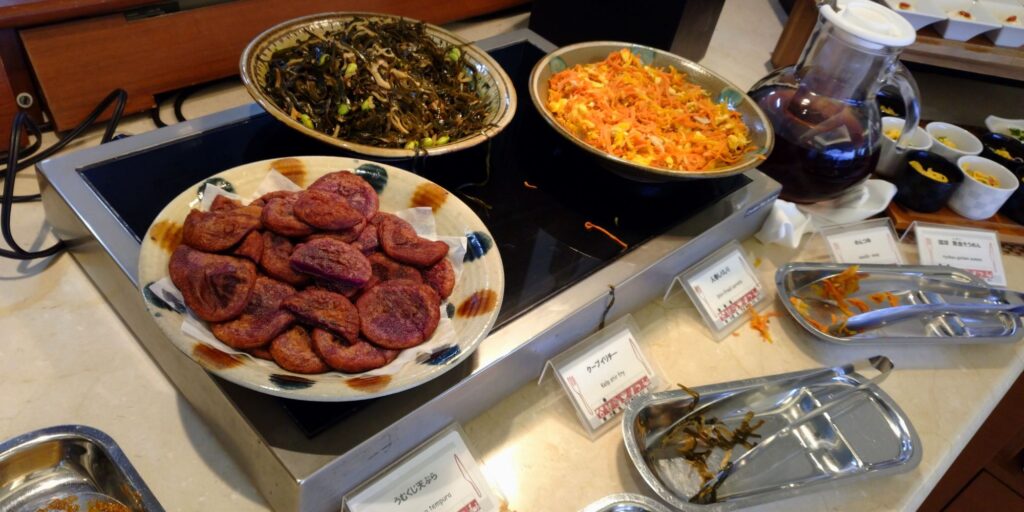 沖縄本島北部にあるアラマハイナコンドホテルの朝食バイキング・にんじんしりしり、クーブイリチー、うむくじ天ぷら、など。