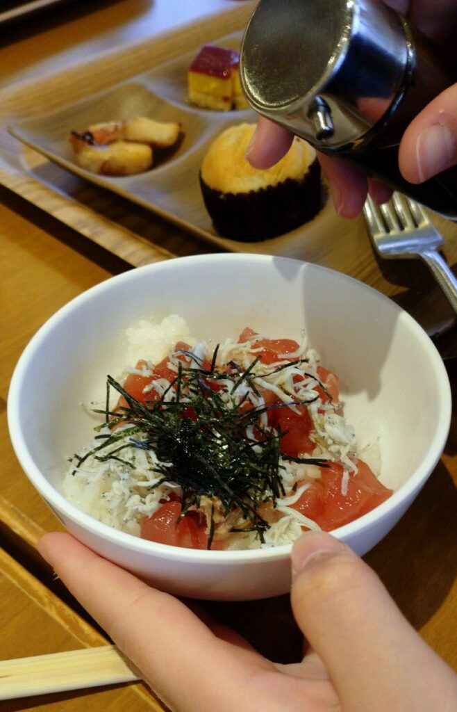 和歌山白浜にあるホテル『紀州白浜温泉・むさし』の朝食バイキング・自分で作る海鮮丼